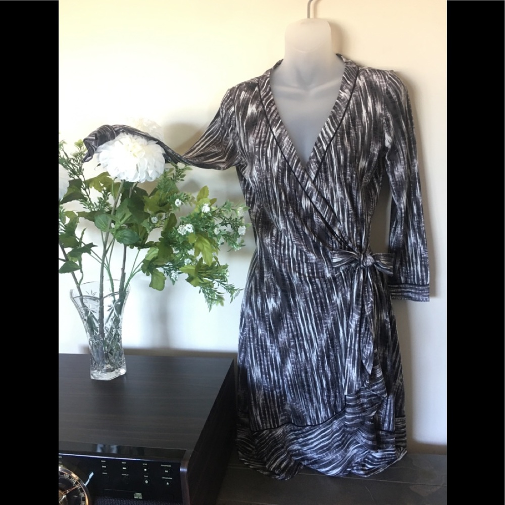 BCBG grey abstract pattern wrap dress EUC